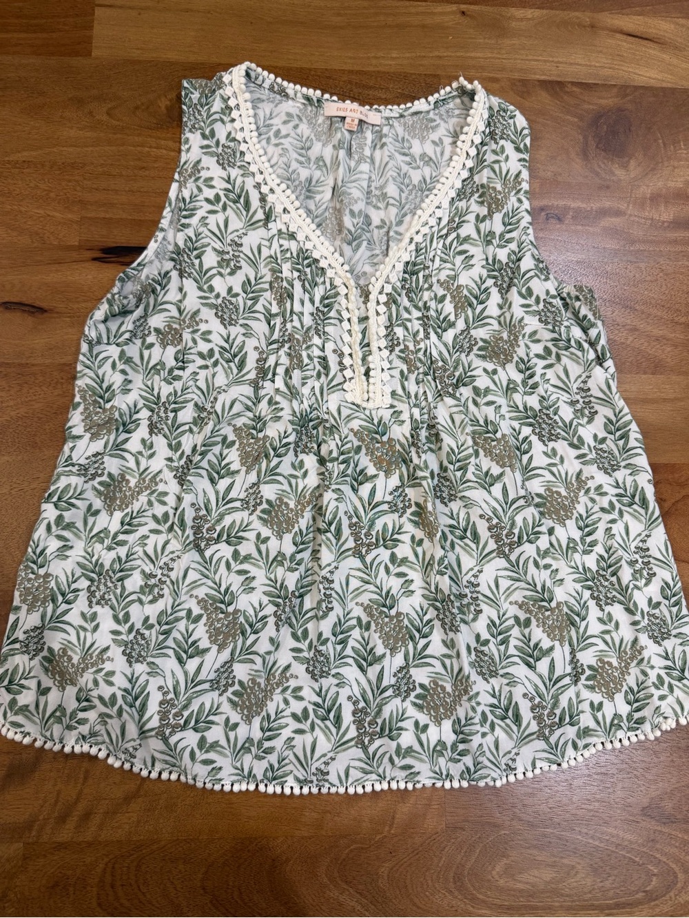 Skies Are Blue Green and Cream Floral V-Neck Tank w/ Lace Trim Size Medium
